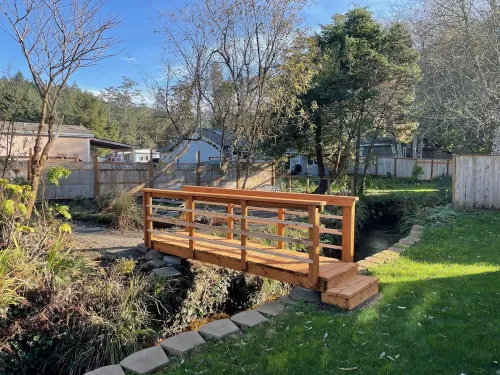 Creekside Beach House Getaway-- 3 blocks from beach!