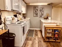 Tranquil Wooded King Bed Suite Close to Everything