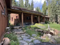 Cozy, historic cabin in the woods, X-ski in/out, minutes to shops & restaurants