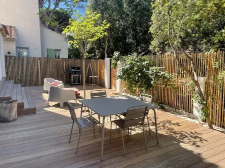 Maison VUE MER 50M DE LA Plage A Pied Отели в г. Йер