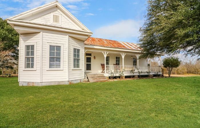 Country Farmhouse close to Texas A&M, wedding venues, & wineries!