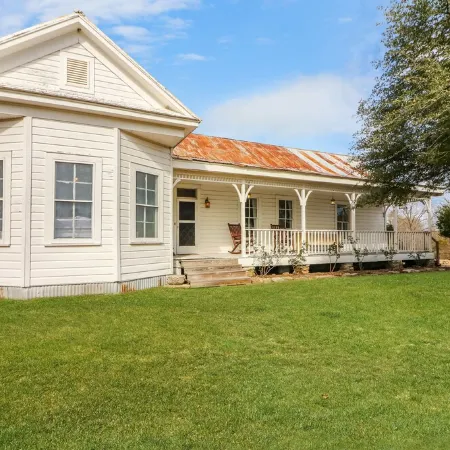Country Farmhouse close to Texas A&M, wedding venues, & wineries!