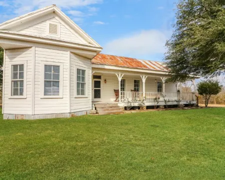 Country Farmhouse close to Texas A&M, wedding venues, & wineries! Hotels in Grimes County
