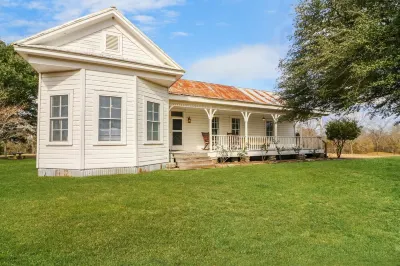 Country Farmhouse close to Texas A&M, wedding venues, & wineries!