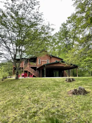 Log home nestled in the Smoky Mountains. Hotels near Noon