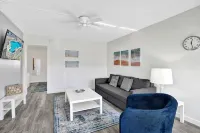 Bright Pompano Beach Aparthotel: Poolside Bliss Just Steps from the Shore!