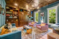 Mountain Mansion 7BR, 10Ksf, Views, Pool, Sport Court, Gym, Sauna, Petting Zoo