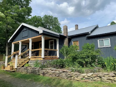 Charming 3-bedroom house with HUGE yard in Livingston Manor