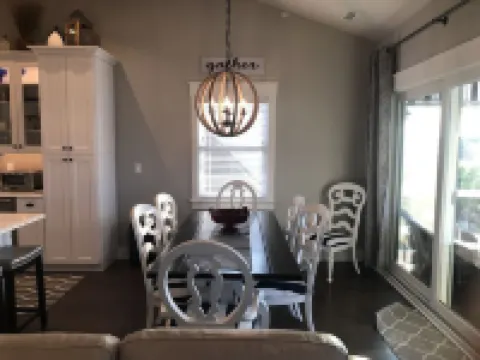 Linens included for Jan, Feb, March, April,  Nov Dec new  bookings-8 BR 4 Bath