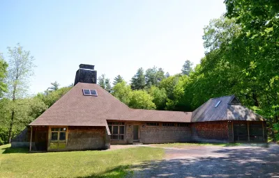 UNIQUE! 40 Pvt. Ac. Fireplace, Grill, Enclosed Heated Pool & Hot Tub Hotels near Napping Horse Farm