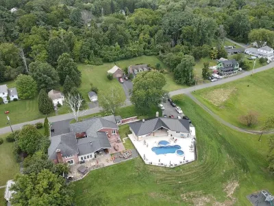 Sleeps 27/Pickleball Court/Game Room/Hot Tub/Pool/Batting Cage/Beach