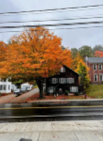 Studio Apt with Full Kitchen. 1 minute stroll over picturesque bridge into town.