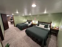 Hocking Hills Cabin- private hot tub, hiking trail, caves, fire pit, pool table