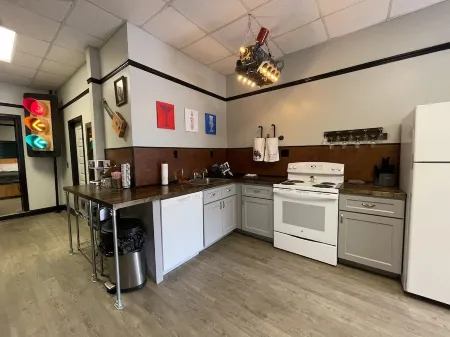 Large trail riders' retreat with personality, sleeps 12, minutes from trails