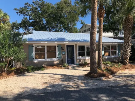 Discounted Fall Rates:  3 Minutes Walk to Beach. Bikes, Umbrellas, Wagons! Отели рядом с достопримечательностью «St Simons Island»