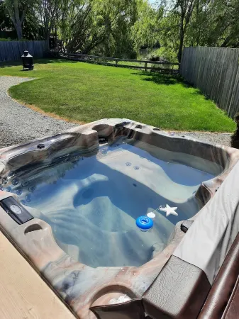 LAUGHING DUCK RANCH.... Canal property and just steps away from the beach! Отели рядом с достопримечательностью «Нью Дангенесс Лайтхаус»