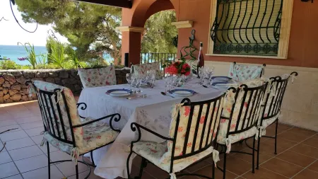 .First line luxrury villa. No car needed ,Tram stop 1 minute walking.