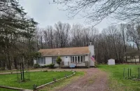 Poconos Mountains Papa Bear House Cozy 3 bedroom Escape Retreat Hotels near Hawk Falls