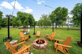 Lakefront Cottage (with pool) on quiet Lake Hudson