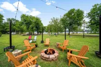 Lakefront Tiny Farm House, with pool, on quiet Lake Hudson Hotels in Mayes County