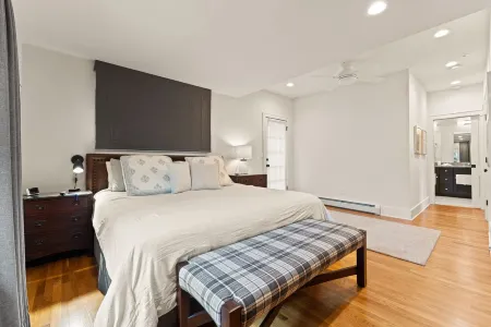 Heated pool and steps from downtown Saugatuck! Family-friendly retreat