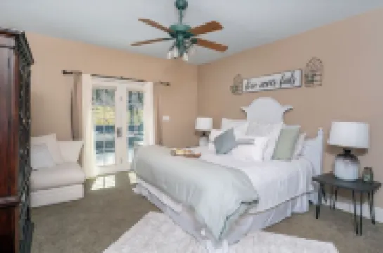 Private Mountain Getaway with Amazing Views, Location, & Space