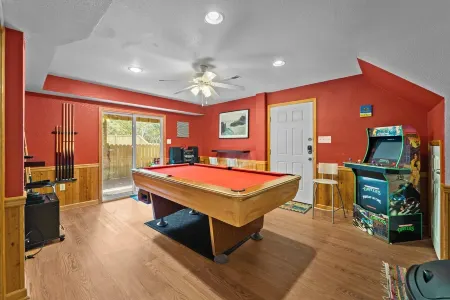 Family Fun House! Private Pool, Putting Green, Walk to Beach, Hot Tub, Game Room
