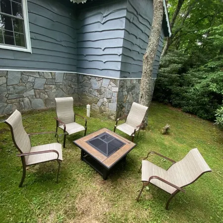 quaint cottage w/hotub & firepit-2 min -downtown Blowing Rock-pet friendly