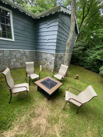 quaint cottage w/hotub & firepit-2 min -downtown Blowing Rock-pet friendly Отели рядом с достопримечательностью «Мозес Кон Манор»
