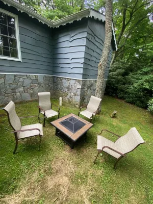 quaint cottage w/hotub & firepit-2 min -downtown Blowing Rock-pet friendly Hotel a Blowing Rock