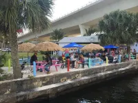 Roonie's Periwinkle Cottage -  waterfront- 2 bikes - downtown Stuart