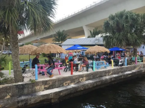 Roonie's Periwinkle Cottage -  waterfront- 2 bikes - downtown Stuart