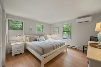 Private setting near bay & ocean beaches-completely updated, game room, fire pit