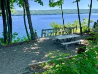 4-Bedroom Tranquil Skaneateles Cottage Retreat on the Lakefront Hotels in Niles