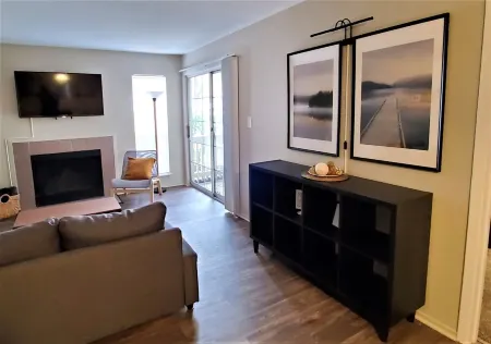 2 BR W/ Washer Dryer,  Fireplace, Close To It All, Monthly Stays Welcome Отели рядом с достопримечательностью «Drury Lane»