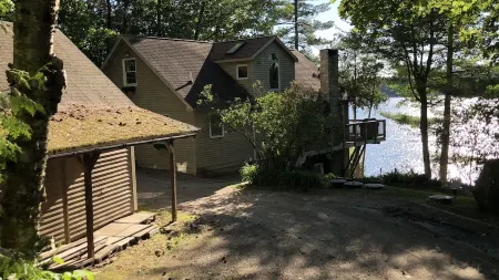 Private Lakeside near Burlington, Oversized Dock Skiing, Shopping, Fine Dining