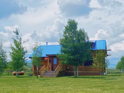 Perfect for Couples Or Families Up To 4 In Lovely Two Story Log Home