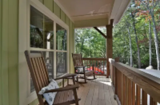 Luxury 2 Bedroom, Mountain Views, Hot Tub, Hiking