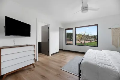Modern on Main-Walking Distance to Downtown Hill City and Mickelson Trail! Hotel dekat Black Hills Institute - Museum