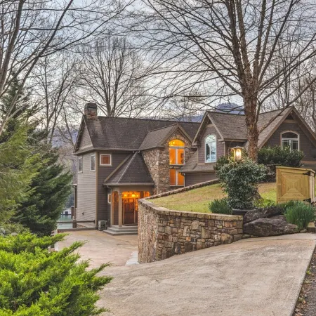 5 Br/3.5 Ba. 3 KING BEDS. LAKE FRONT. FIREPIT. GAME ROOM. MULTIPLE PORCHES.
