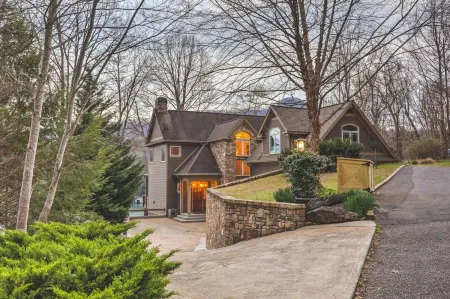 5 Br/3.5 Ba. 3 KING BEDS. LAKE FRONT. FIREPIT. GAME ROOM. MULTIPLE PORCHES.