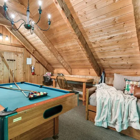 Pigeon Forge Cabin, 6 Miles to Dollywood •King & Queen Beds •Coffee Bar •HotTub