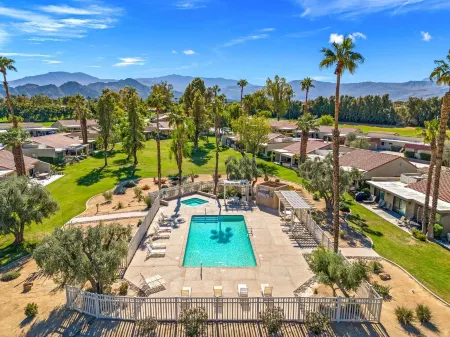 A tranquil home away from home! Отели рядом с достопримечательностью «Палм-Дезерт Палмс»