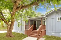 Casa Bohemia - 5 Star Location - Convenience and Comfort - Free L2 EV Charging Hotels in Alamo Heights