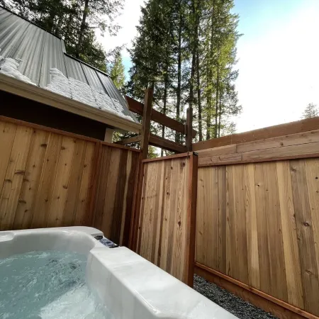 Mt Rainier One Bedroom + Loft Cabin with Hot Tub