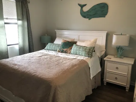 Garden City beach condo steps from the ocean and Garden City Pier! Отели рядом с достопримечательностью «TPC Myrtle Beach»