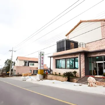 Jeju Hill Hotel Отели рядом с достопримечательностью «Курорт и гольф-клуб Everis»
