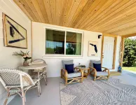 The Bonita Bitty Cottage -2 bed/1 bath waterfront cottage a mile from the beach!