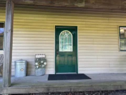 Charming 1-bedroom apartment in Greene for up to 4 guests, family & dog friendly