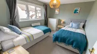 Oceanside | Sleeps 6 |Walk to Beach & Stylish - Villas